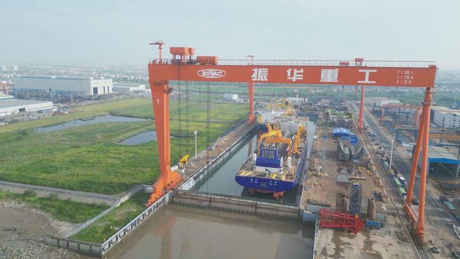 我国自主研发设计建造的大型耙吸挖泥船下水